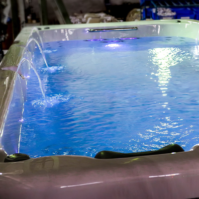 5 meters de Nieuwe van het Ontwerp Acryl Eindeloze Zwembad Outdoor Swim Spa Hete Ton