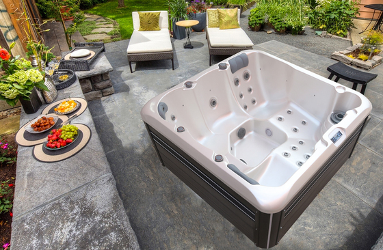 Buiten acryl bubbelbad Whirlpool massagebad met waterval en kleurrijke lichten