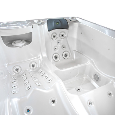 De binnenwhirlpool van de Outdoor Acrylic Spa Tonnen Draaikolktuin Air Jets Massage Spa